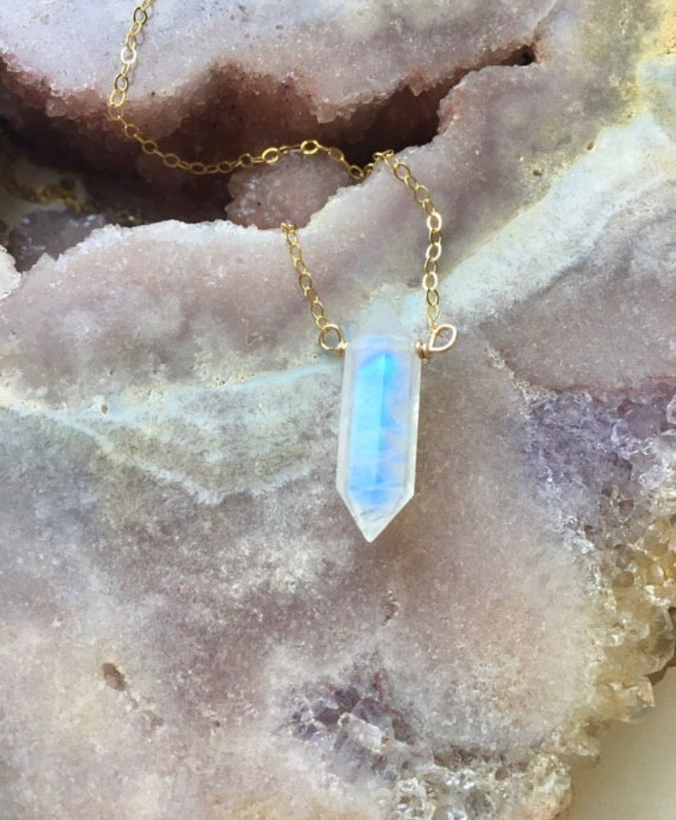 Rainbow Moonstone Crystal Point Healing Necklace – Catching